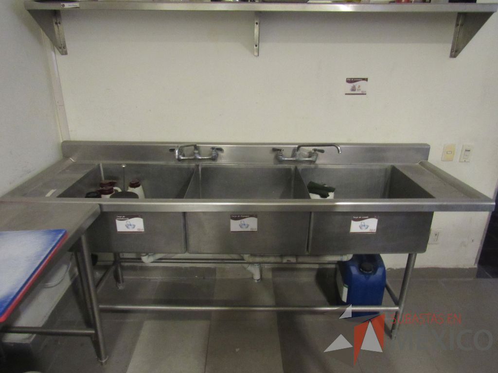 Lote 052 - Mueble de acero inoxidable con 4 patas, 3 tarjas y 2 grifos - Imagen 7