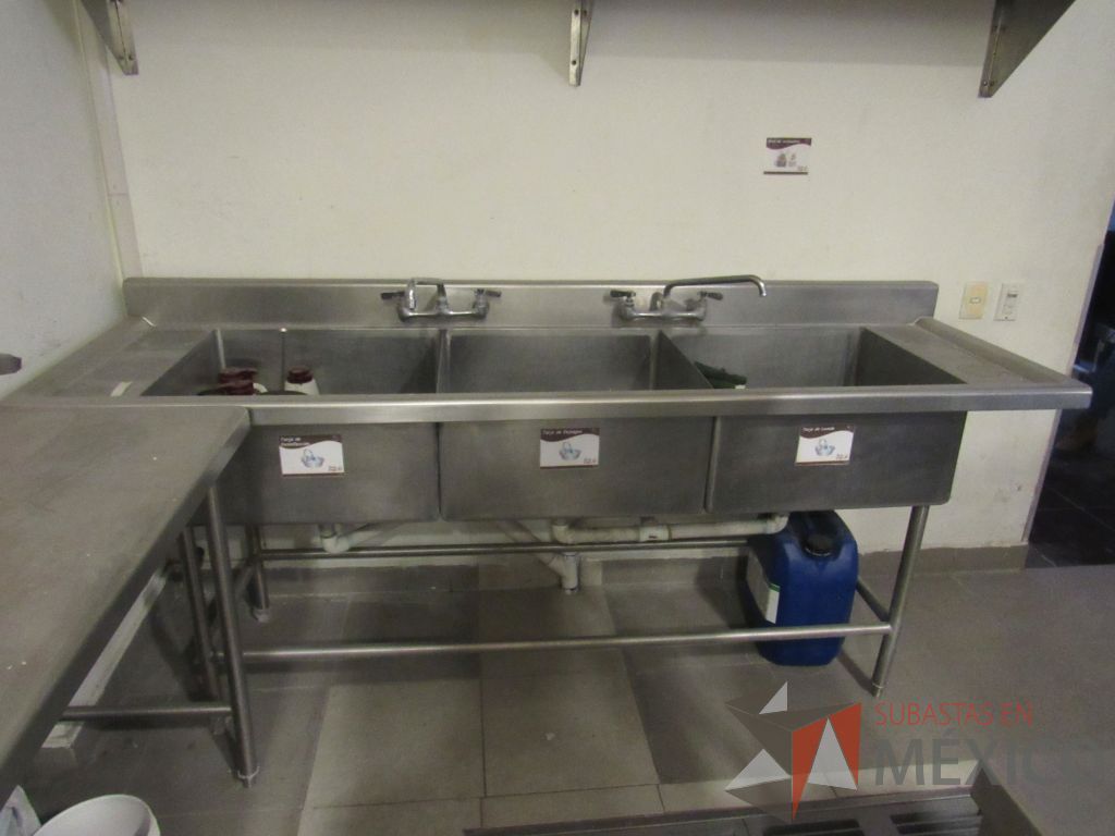 Lote 052 - Mueble de acero inoxidable con 4 patas, 3 tarjas y 2 grifos - Imagen 8
