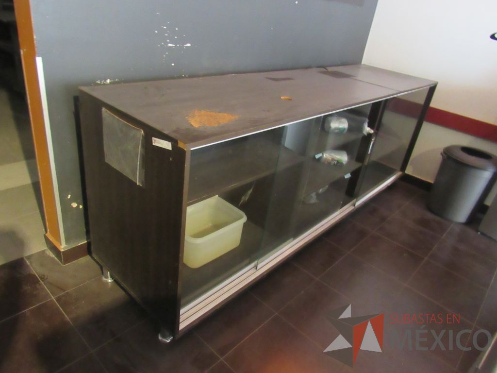 Lote 050 - Credenza de madera con 3 puertas corredizas de vidrio con 1 entrepaño color café