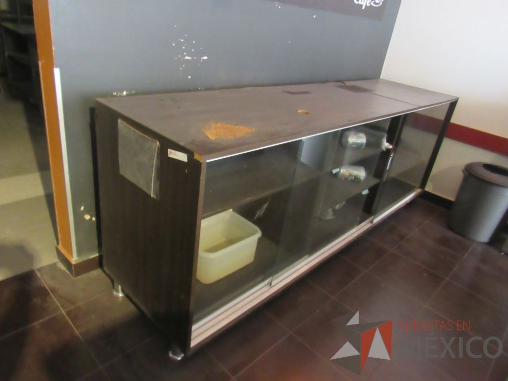 Lote 050 - Credenza de madera con 3 puertas corredizas de vidrio con 1 entrepaño color café - Imagen 3