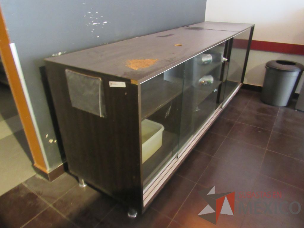 Lote 050 - Credenza de madera con 3 puertas corredizas de vidrio con 1 entrepaño color café - Imagen 4