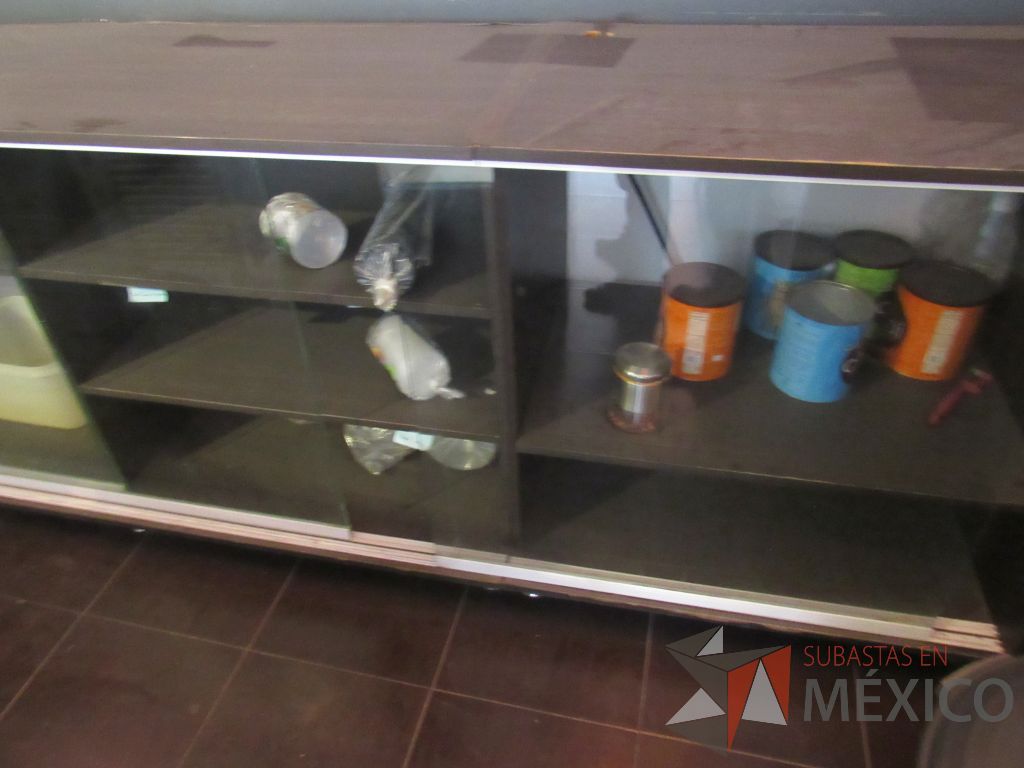 Lote 050 - Credenza de madera con 3 puertas corredizas de vidrio con 1 entrepaño color café - Imagen 5