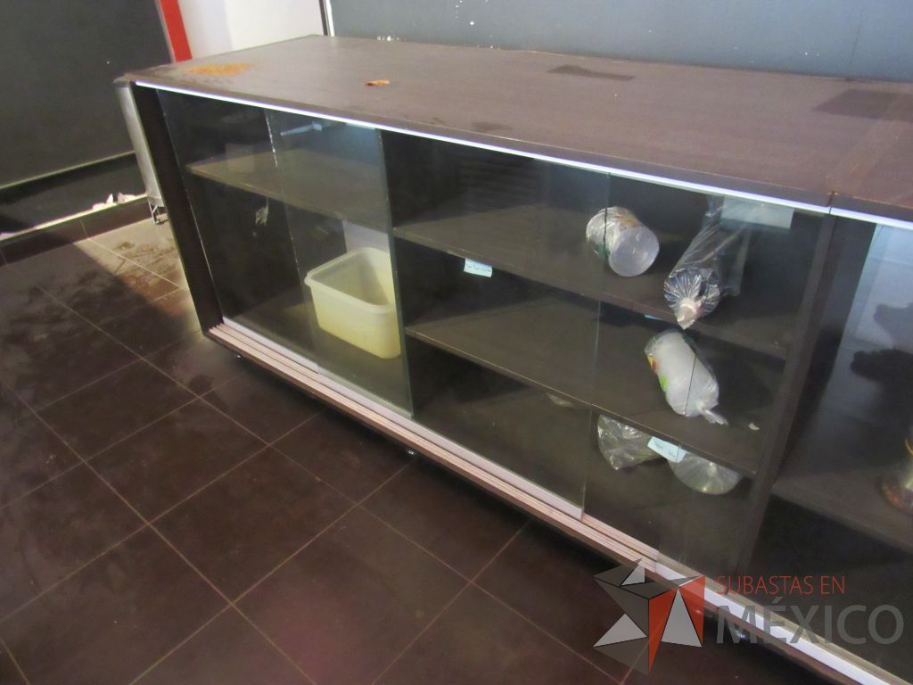 Lote 050 - Credenza de madera con 3 puertas corredizas de vidrio con 1 entrepaño color café - Imagen 6