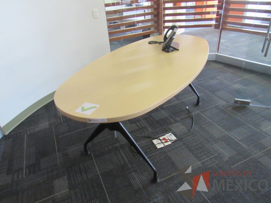 Lote 005 - Mesa de trabajo ovalada con base metálica y cubierta color madera - Imagen 2