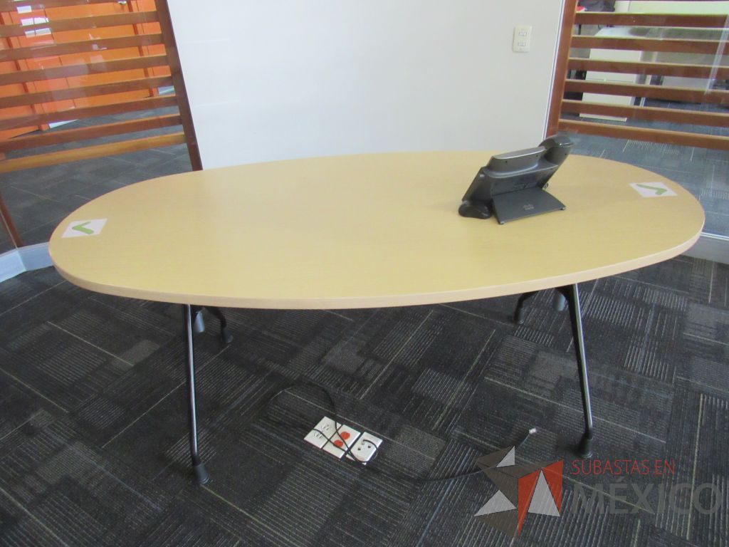 Lote 005 - Mesa de trabajo ovalada con base metálica y cubierta color madera