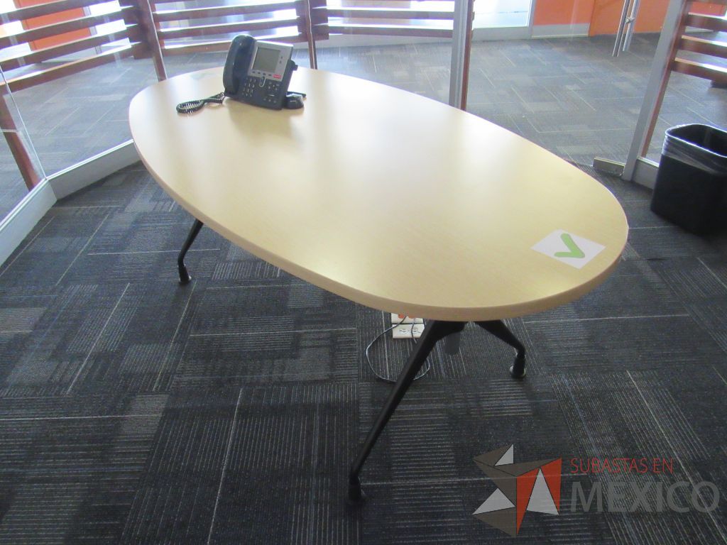 Lote 005 - Mesa de trabajo ovalada con base metálica y cubierta color madera - Imagen 4