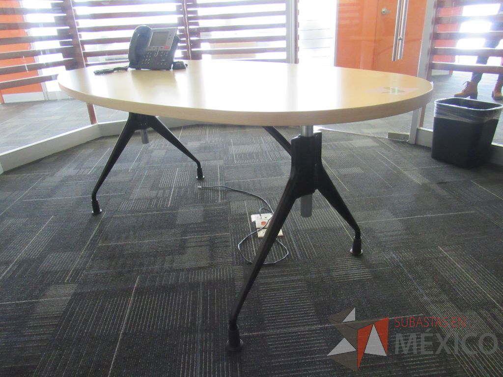 Lote 005 - Mesa de trabajo ovalada con base metálica y cubierta color madera - Imagen 5