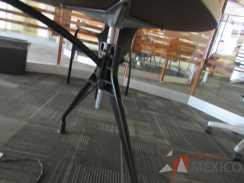 Lote 005 - Mesa de trabajo ovalada con base metálica y cubierta color madera - Imagen 7