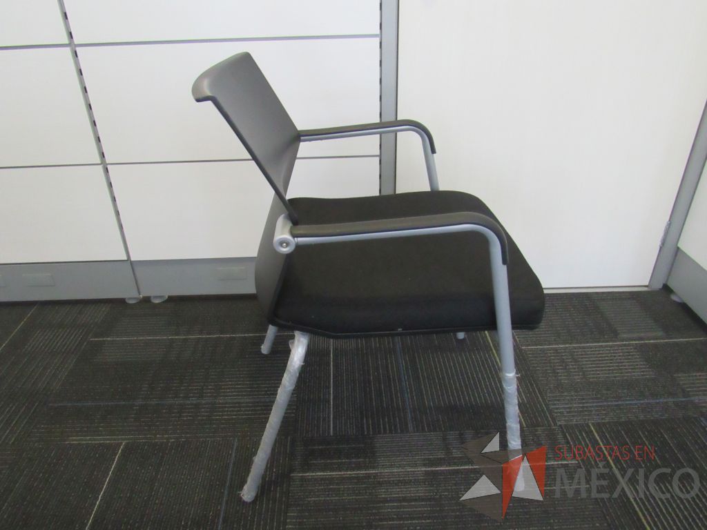 Lote 020 - 2 Sillas de visita con 4 patas metálicas, descansabrazos, asiento en tela y respaldo liso color negro - Imagen 4