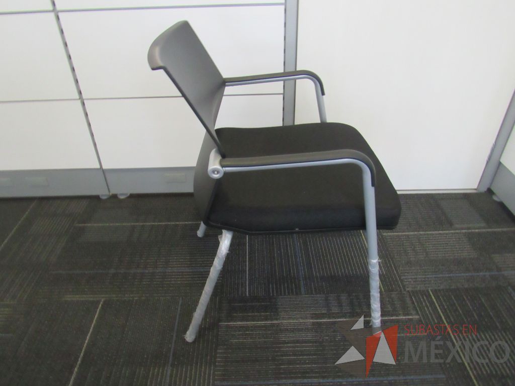 Lote 020 - 2 Sillas de visita con 4 patas metálicas, descansabrazos, asiento en tela y respaldo liso color negro - Imagen 5