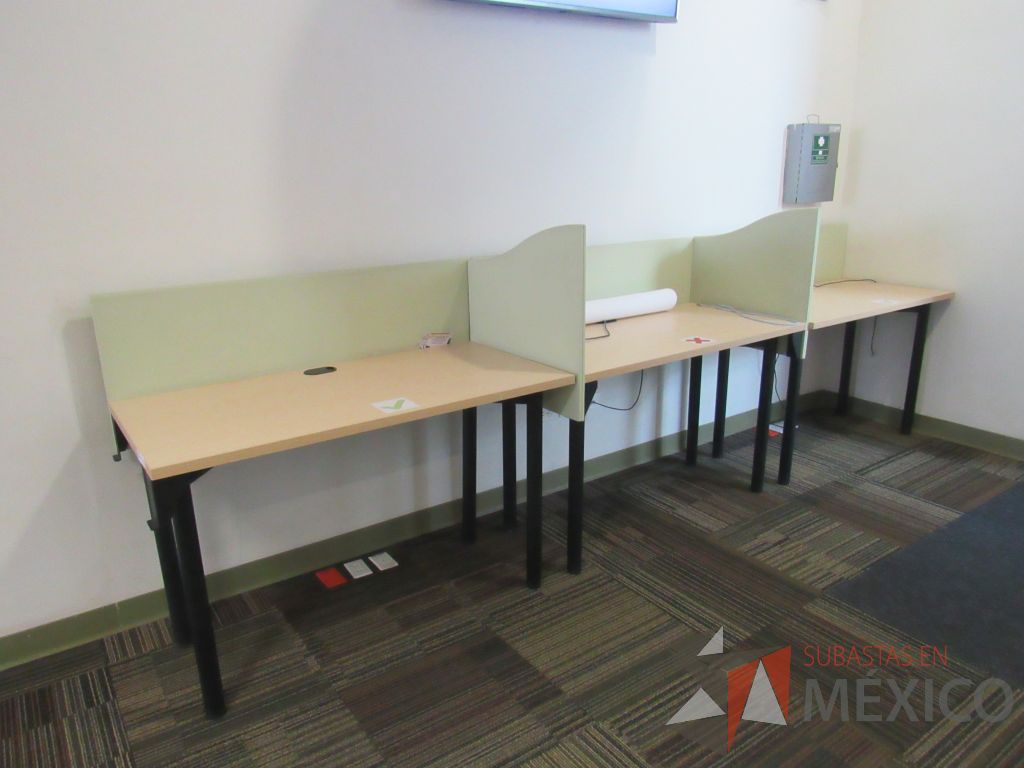 Lote 008 - Estación de trabajo para 3 personas con patas metálicas, cubierta color madera y mampara divisoria color verde