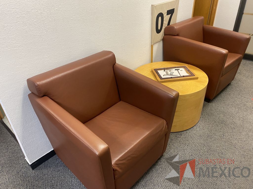 Lote 006 - Sillón de 1 plaza con 4 patas, descansa brazos, asiento y respaldo tipo piel color café - Imagen 2
