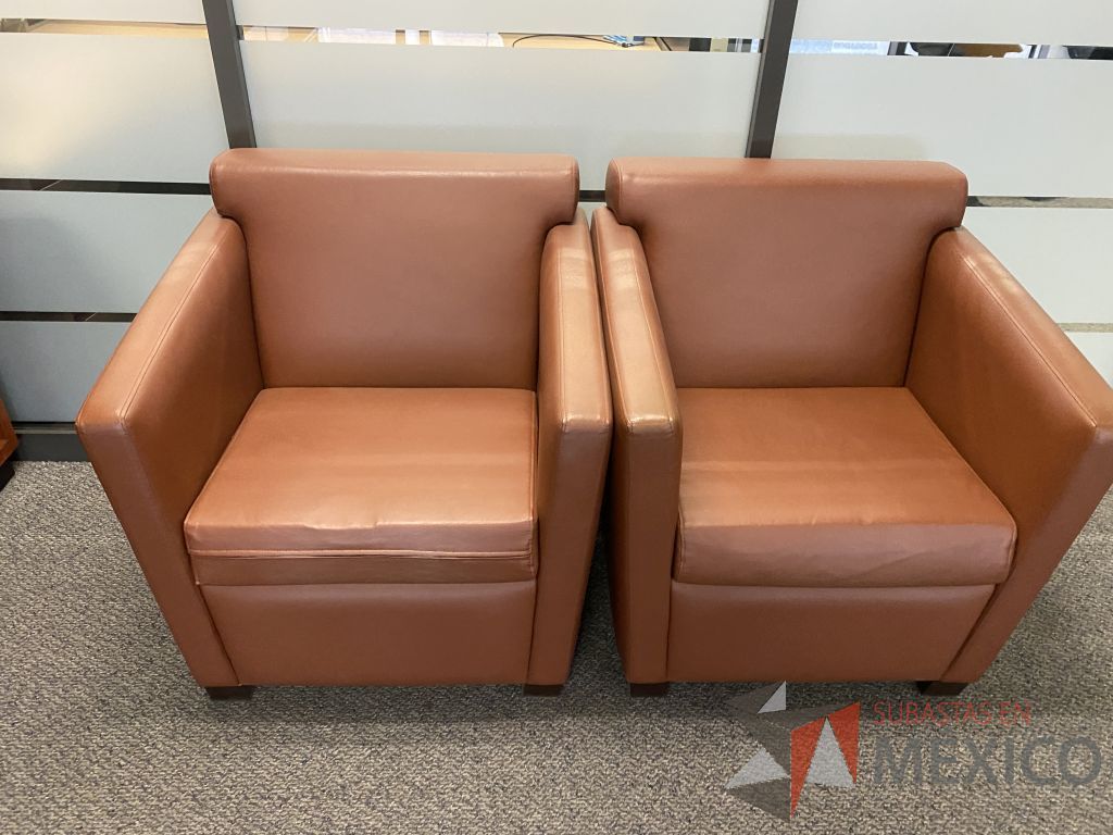 Lote 006 - Sillón de 1 plaza con 4 patas, descansa brazos, asiento y respaldo tipo piel color café - Imagen 3