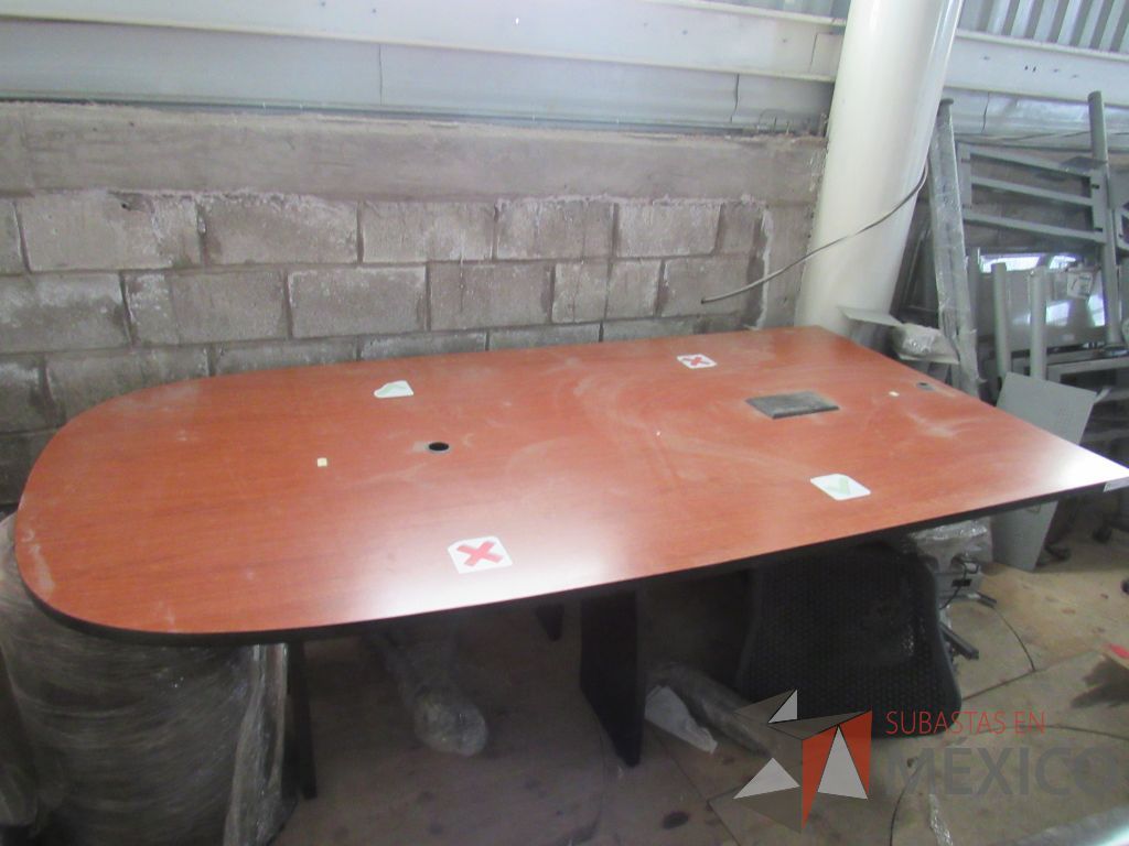 Lote 014 - Mesa de sala de juntas con base color negro cubierta color café divida en 2 secciones, accesorio para conexiones y orificio para cables - Imagen 2