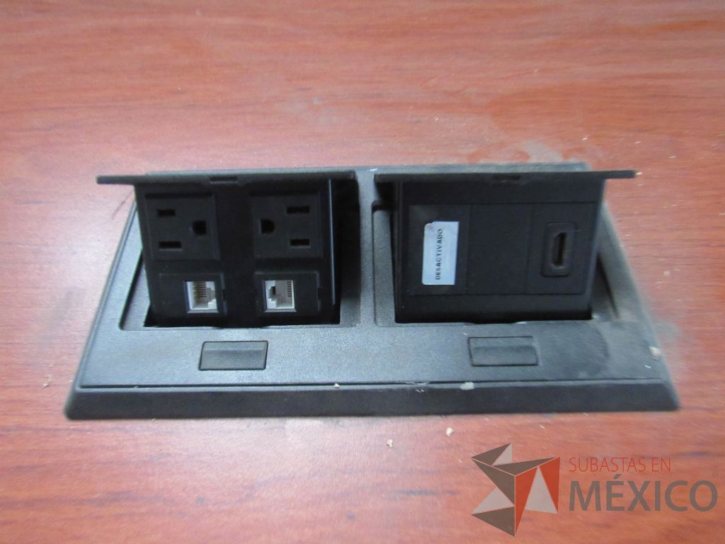 Lote 014 - Mesa de sala de juntas con base color negro cubierta color café divida en 2 secciones, accesorio para conexiones y orificio para cables - Imagen 6