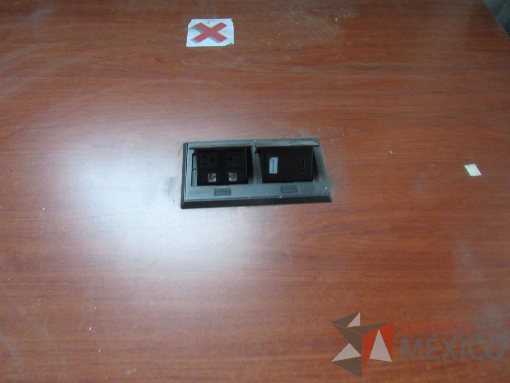 Lote 014 - Mesa de sala de juntas con base color negro cubierta color café divida en 2 secciones, accesorio para conexiones y orificio para cables - Imagen 7
