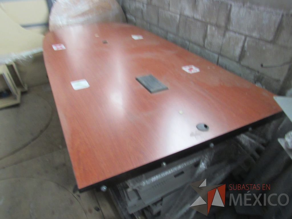 Lote 014 - Mesa de sala de juntas con base color negro cubierta color café divida en 2 secciones, accesorio para conexiones y orificio para cables - Imagen 9