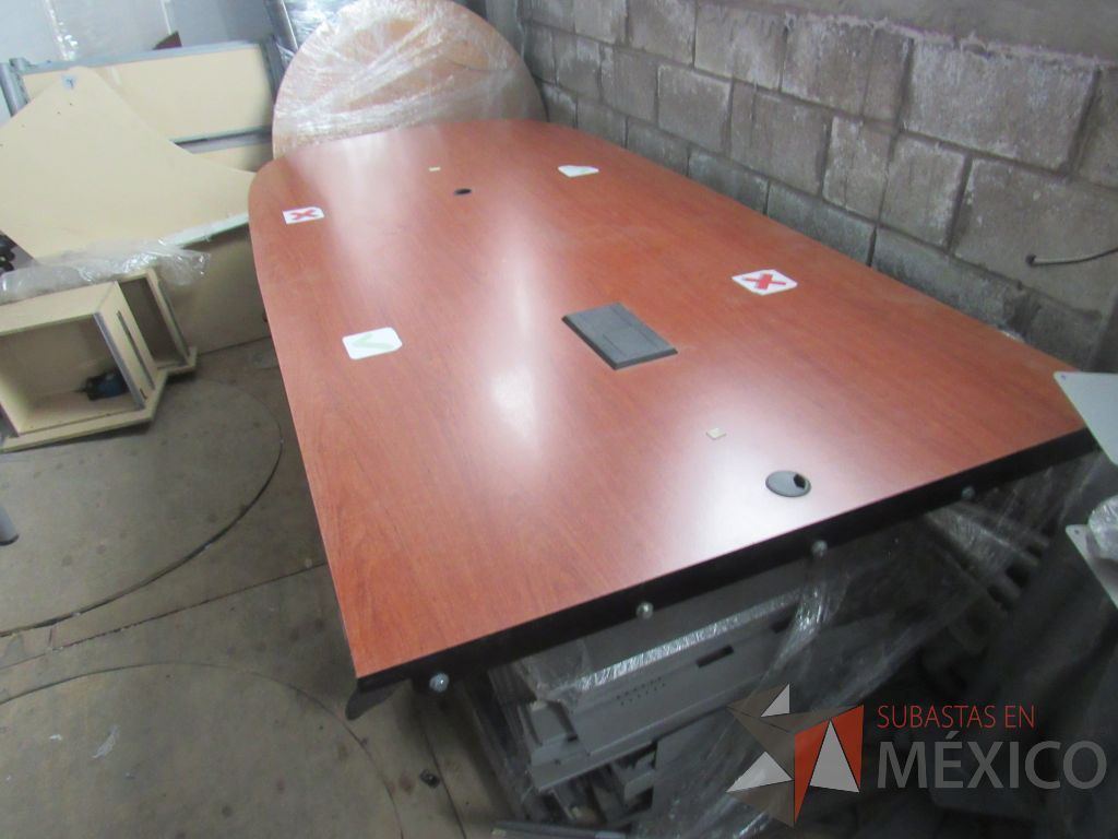Lote 014 - Mesa de sala de juntas con base color negro cubierta color café divida en 2 secciones, accesorio para conexiones y orificio para cables - Imagen 10