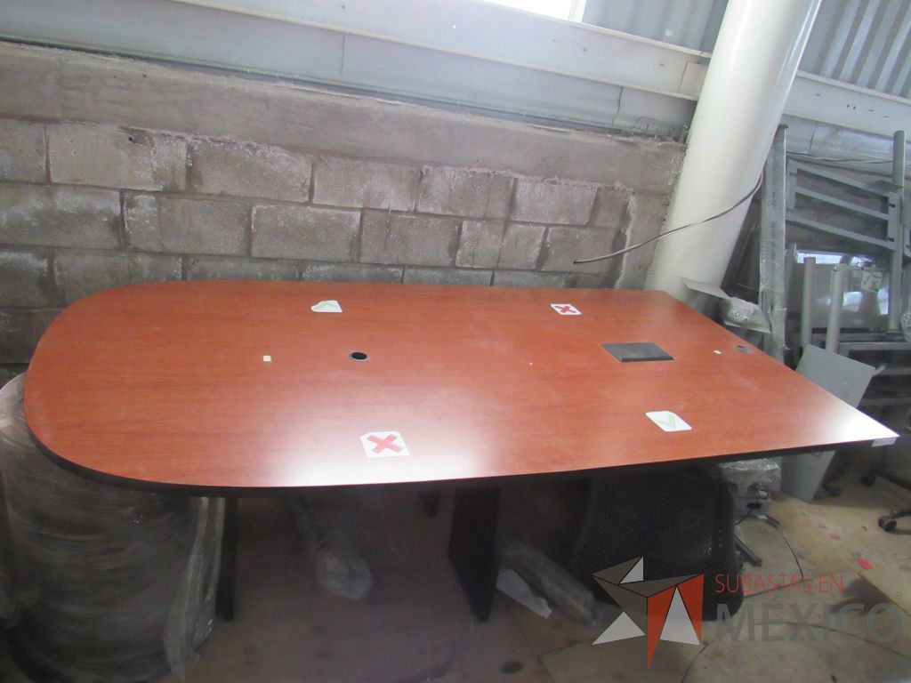 Lote 014 - Mesa de sala de juntas con base color negro cubierta color café divida en 2 secciones, accesorio para conexiones y orificio para cables - Imagen 12