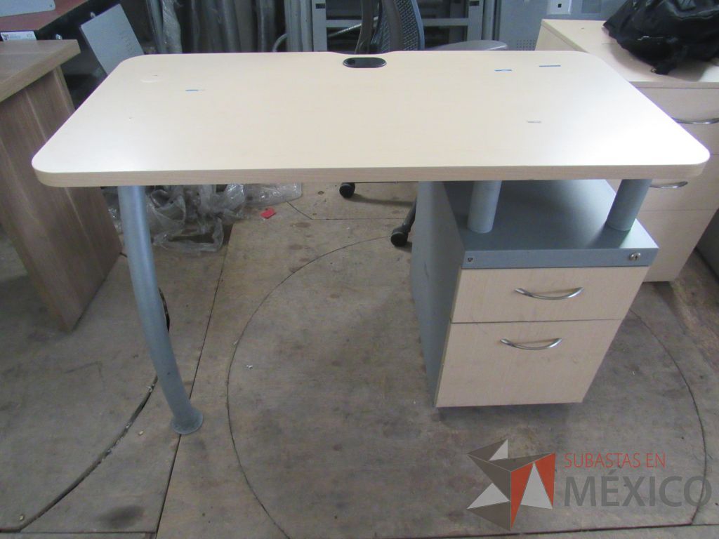 Lote 067 - Escritorio con base metálica, archivero de pedestal de 2 cajones y cubierta color madera - Imagen 5