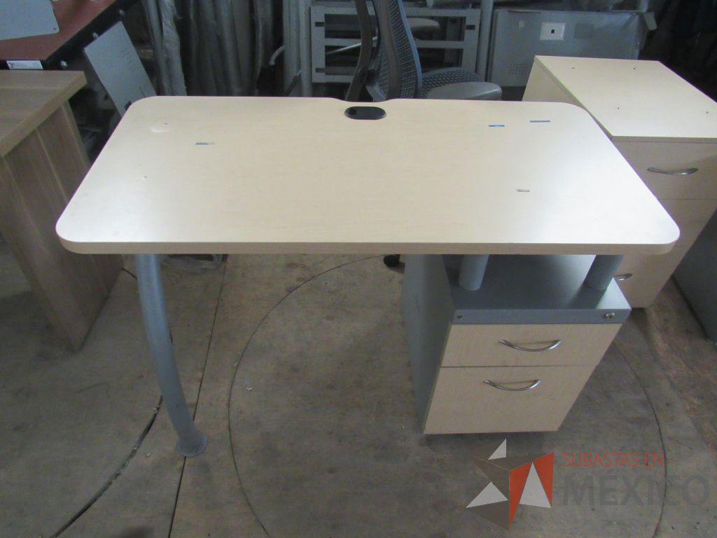 Lote 067 - Escritorio con base metálica, archivero de pedestal de 2 cajones y cubierta color madera