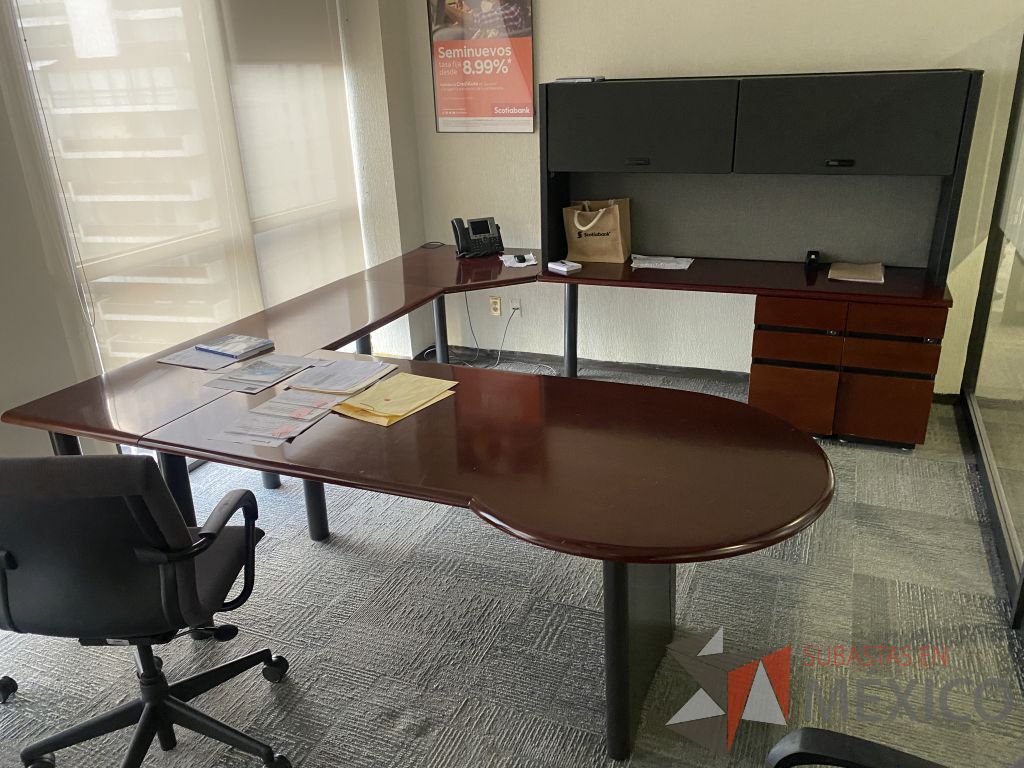 Lote 156 - Escritorio en herradura de costado derecho con base metálico, 2 archiveros de pedestal, gabinete superior con 2 puertas corredizas y cubierta color vino