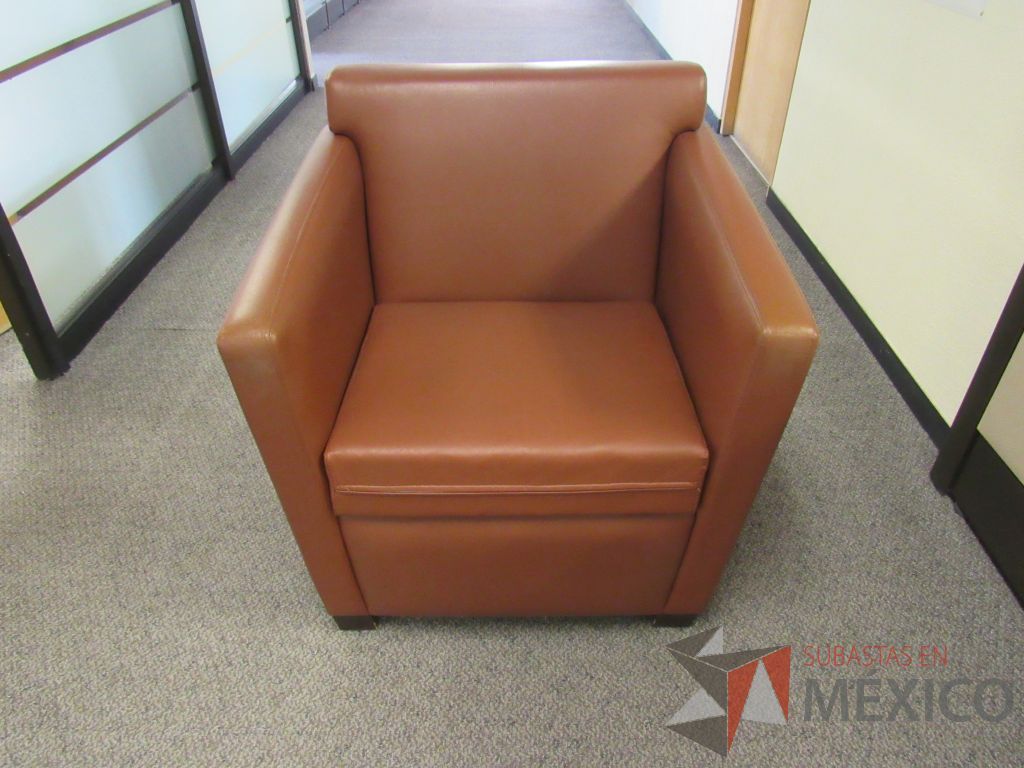 Lote 006 - Sillón de 1 plaza con 4 patas, descansa brazos, asiento y respaldo tipo piel color café