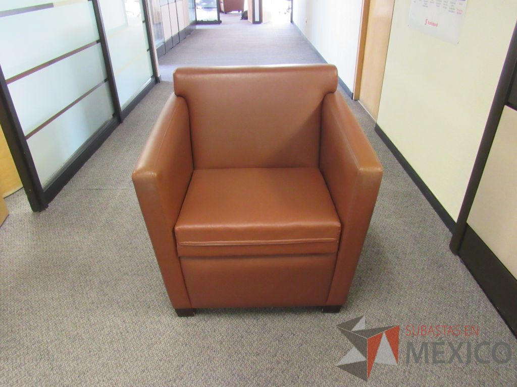 Lote 006 - Sillón de 1 plaza con 4 patas, descansa brazos, asiento y respaldo tipo piel color café - Imagen 4