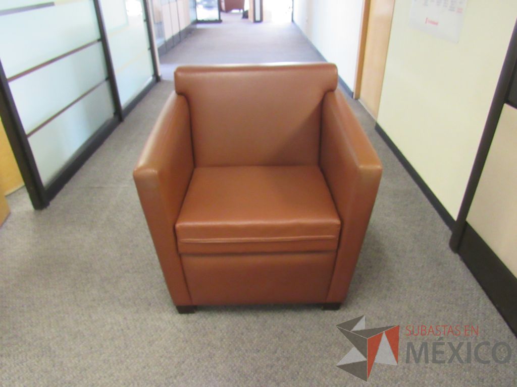 Lote 006 - Sillón de 1 plaza con 4 patas, descansa brazos, asiento y respaldo tipo piel color café - Imagen 5