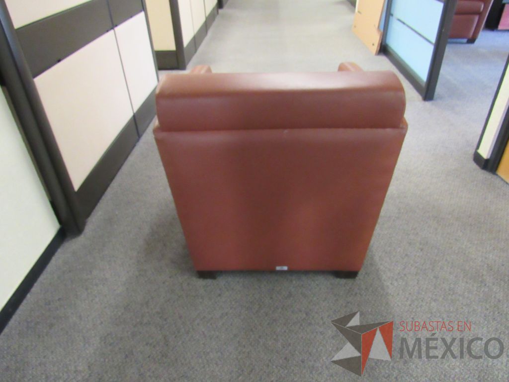 Lote 006 - Sillón de 1 plaza con 4 patas, descansa brazos, asiento y respaldo tipo piel color café - Imagen 6