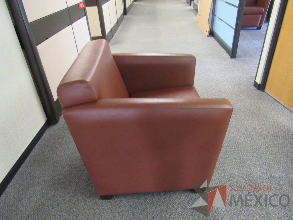 Lote 006 - Sillón de 1 plaza con 4 patas, descansa brazos, asiento y respaldo tipo piel color café - Imagen 7
