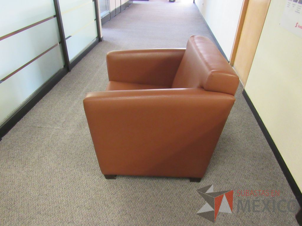 Lote 006 - Sillón de 1 plaza con 4 patas, descansa brazos, asiento y respaldo tipo piel color café - Imagen 8