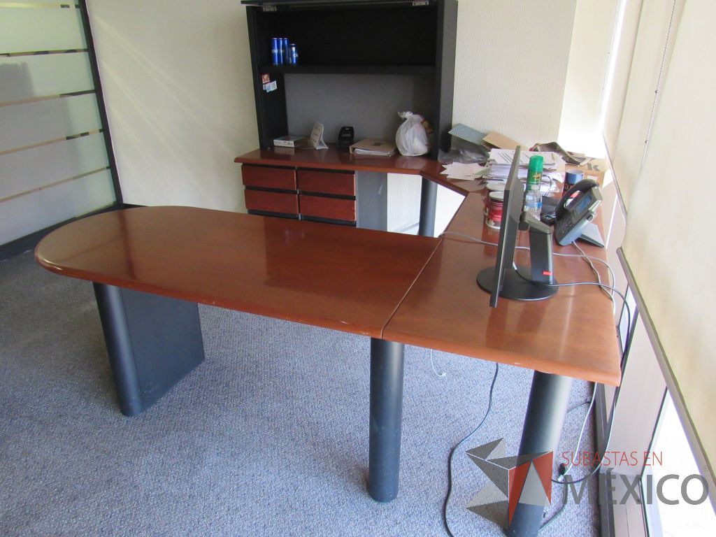 Lote 020 - Escritorio en herradura con 2 archiveros de pedestal de 3 cajones y gabinete superior de 1 puerta corrediza color vino - Imagen 3
