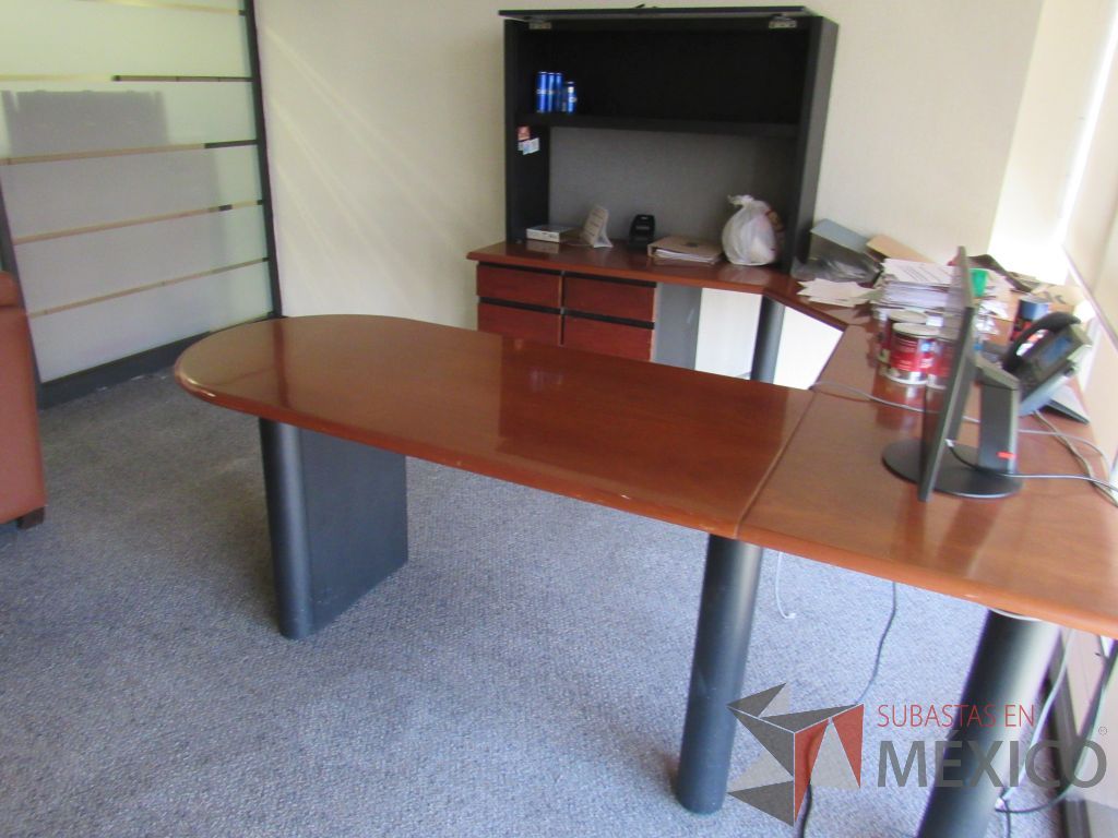 Lote 020 - Escritorio en herradura con 2 archiveros de pedestal de 3 cajones y gabinete superior de 1 puerta corrediza color vino - Imagen 4