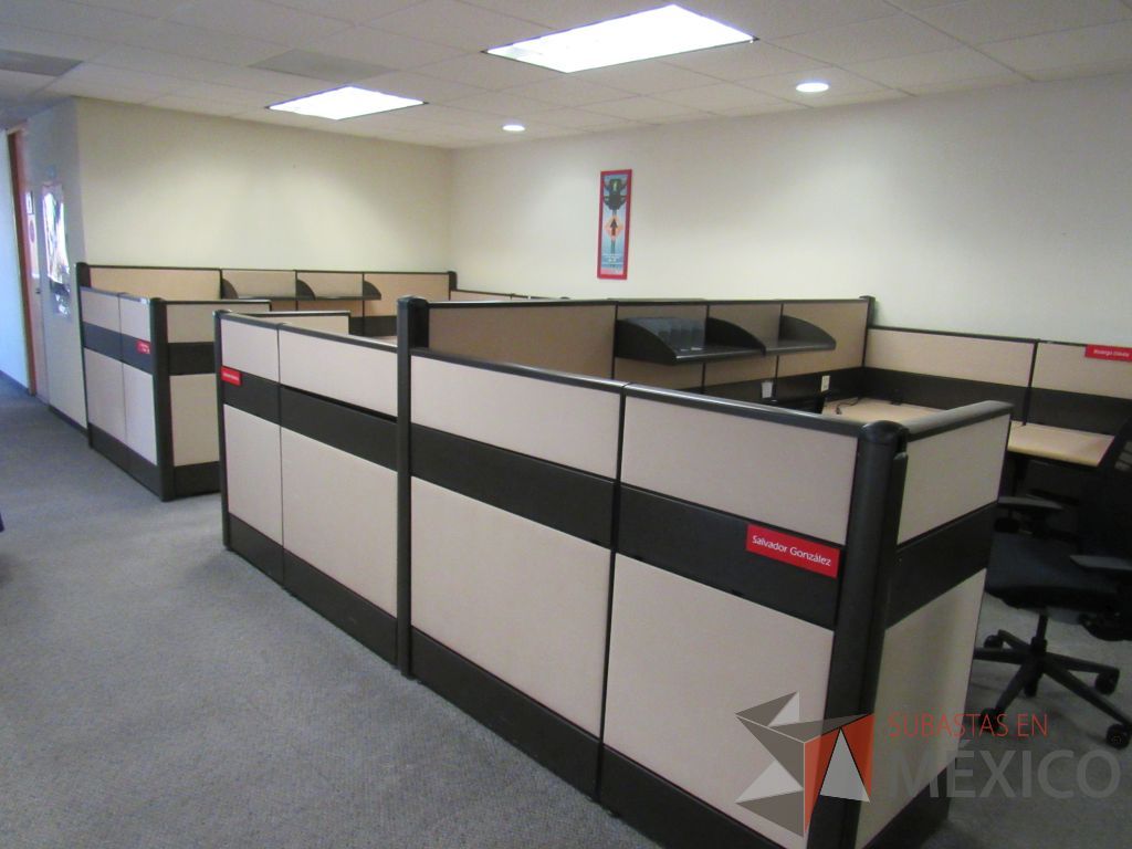 Lote 021 - Estación de trabajo de mampara metálica color beige para 7 personas con 6 repisas y 6 archiveros de pedestal de 3 cajones - Imagen 2