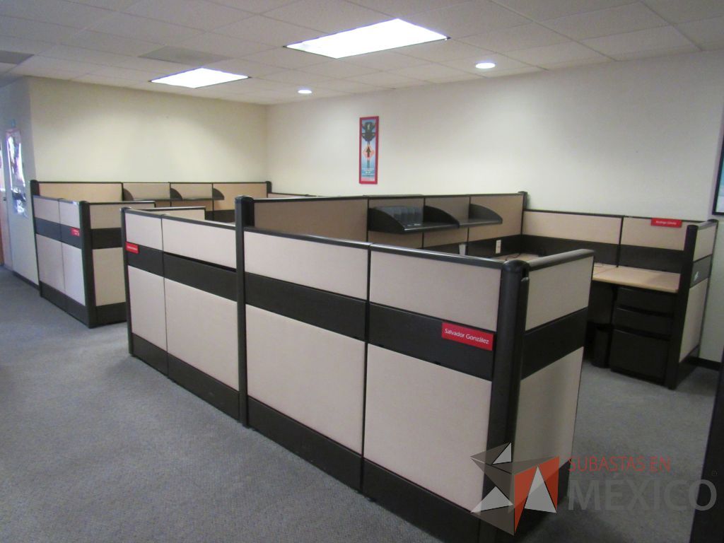 Lote 021 - Estación de trabajo de mampara metálica color beige para 7 personas con 6 repisas y 6 archiveros de pedestal de 3 cajones - Imagen 3