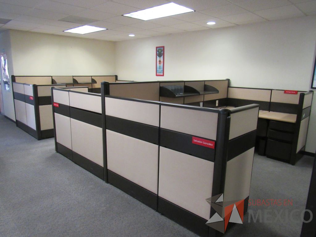 Lote 021 - Estación de trabajo de mampara metálica color beige para 7 personas con 6 repisas y 6 archiveros de pedestal de 3 cajones - Imagen 4