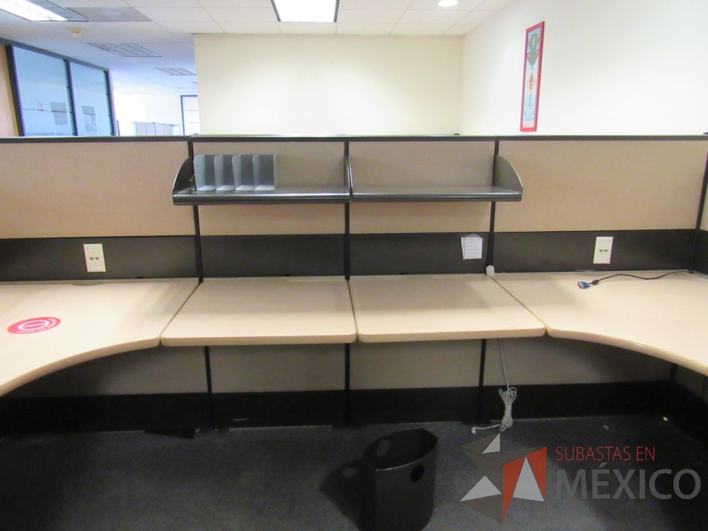 Lote 021 - Estación de trabajo de mampara metálica color beige para 7 personas con 6 repisas y 6 archiveros de pedestal de 3 cajones - Imagen 5