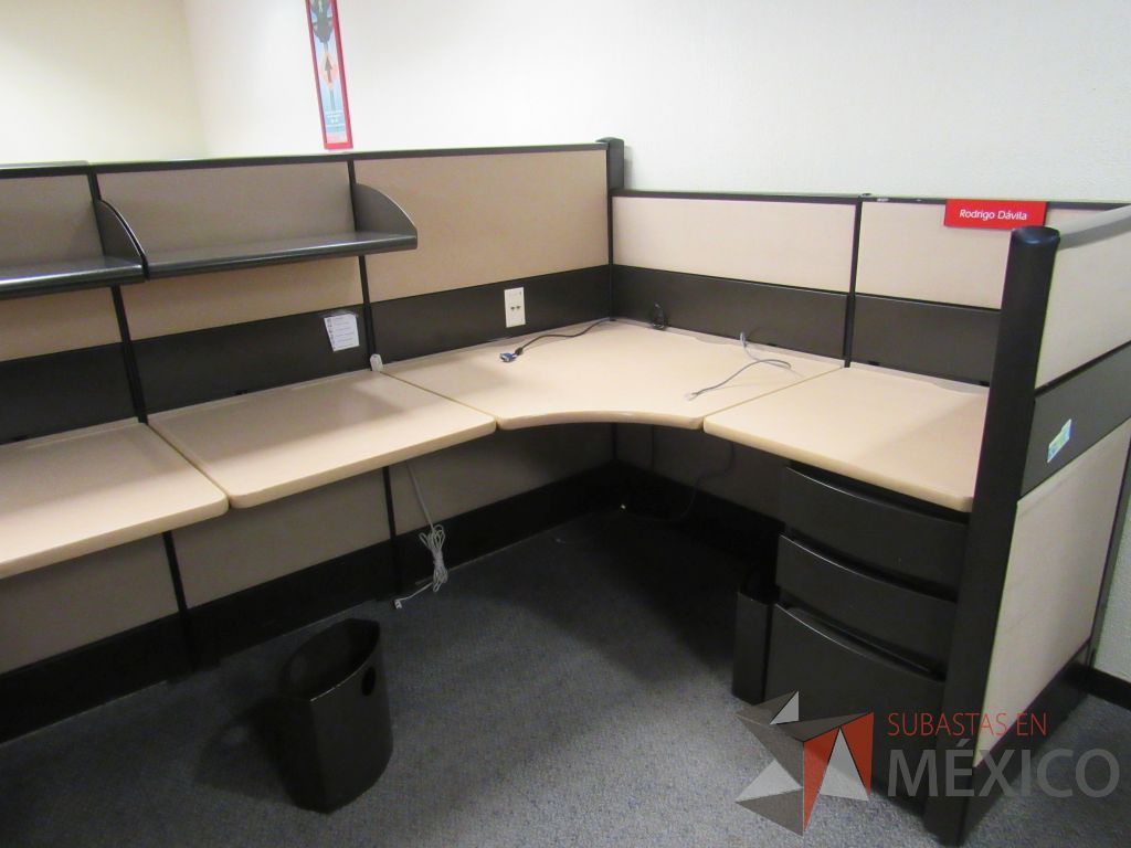 Lote 021 - Estación de trabajo de mampara metálica color beige para 7 personas con 6 repisas y 6 archiveros de pedestal de 3 cajones - Imagen 6