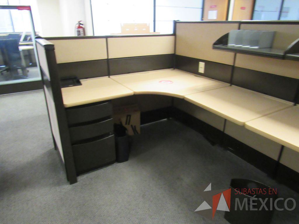 Lote 021 - Estación de trabajo de mampara metálica color beige para 7 personas con 6 repisas y 6 archiveros de pedestal de 3 cajones - Imagen 7