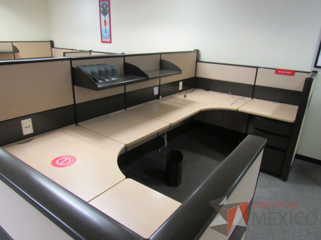 Lote 021 - Estación de trabajo de mampara metálica color beige para 7 personas con 6 repisas y 6 archiveros de pedestal de 3 cajones - Imagen 8