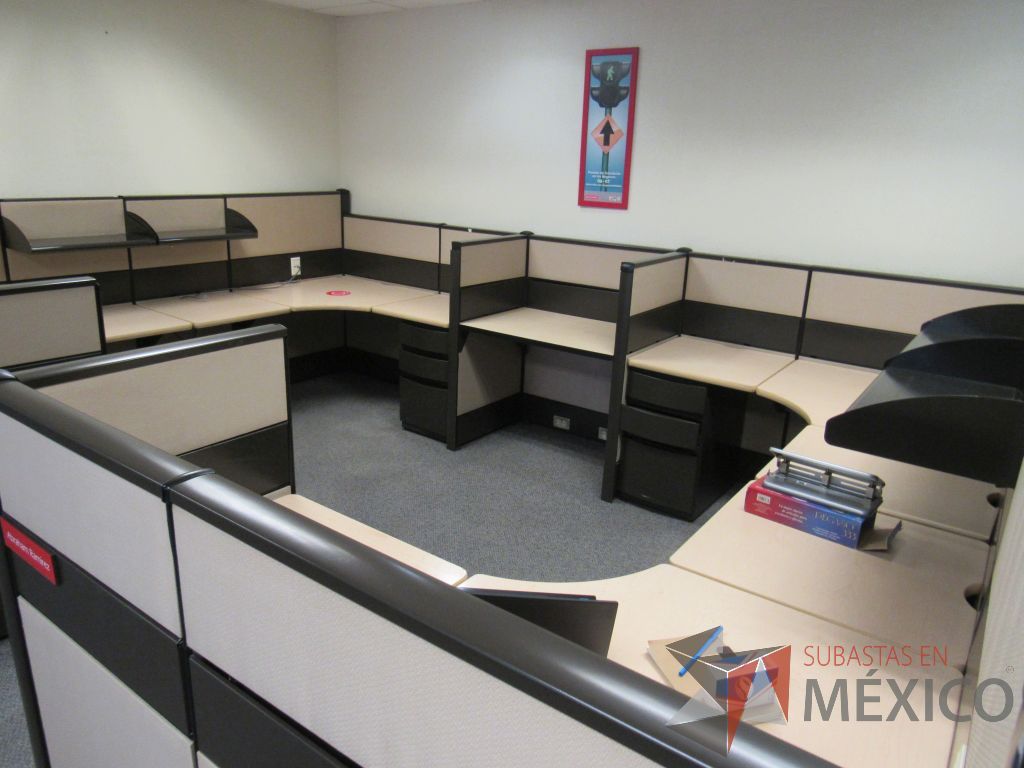 Lote 021 - Estación de trabajo de mampara metálica color beige para 7 personas con 6 repisas y 6 archiveros de pedestal de 3 cajones