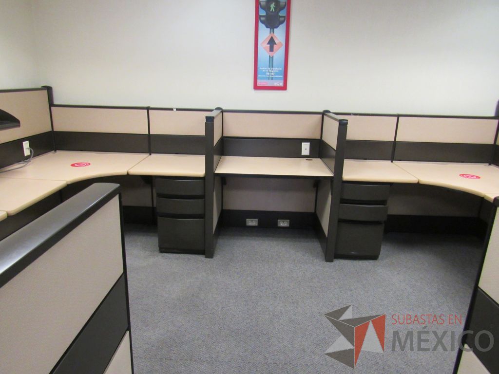 Lote 021 - Estación de trabajo de mampara metálica color beige para 7 personas con 6 repisas y 6 archiveros de pedestal de 3 cajones - Imagen 9