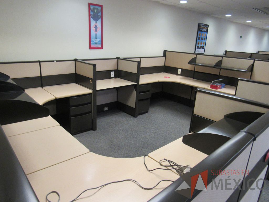 Lote 021 - Estación de trabajo de mampara metálica color beige para 7 personas con 6 repisas y 6 archiveros de pedestal de 3 cajones - Imagen 10