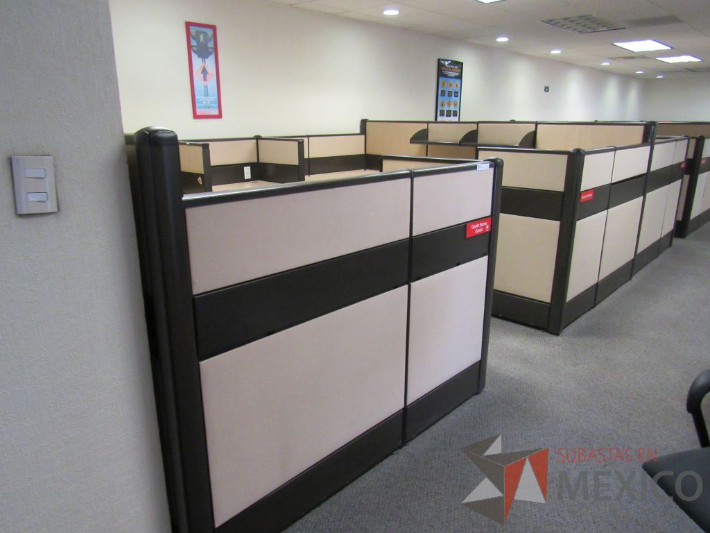 Lote 021 - Estación de trabajo de mampara metálica color beige para 7 personas con 6 repisas y 6 archiveros de pedestal de 3 cajones - Imagen 11