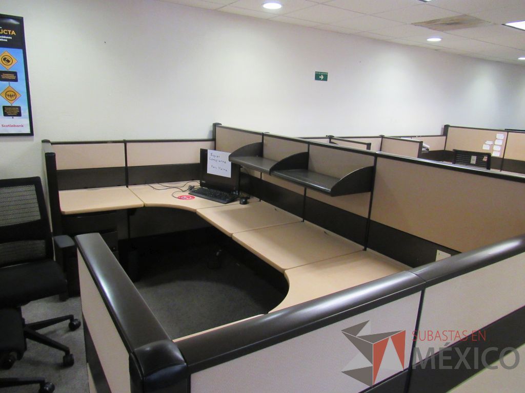 Lote 022 - Estación de trabajo de mampara metálica color beige para 11 personas con 9 repisas y 10 archiveros de pedestal de 3 cajones - Imagen 5