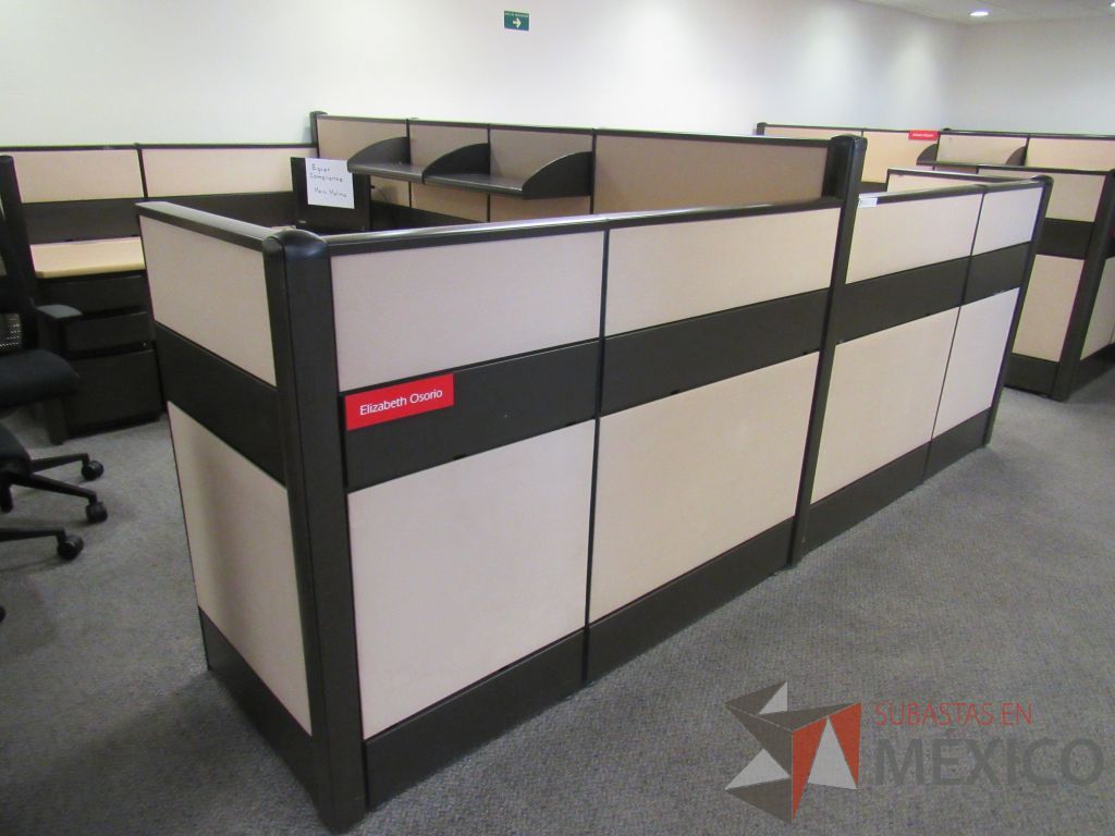Lote 022 - Estación de trabajo de mampara metálica color beige para 11 personas con 9 repisas y 10 archiveros de pedestal de 3 cajones - Imagen 6