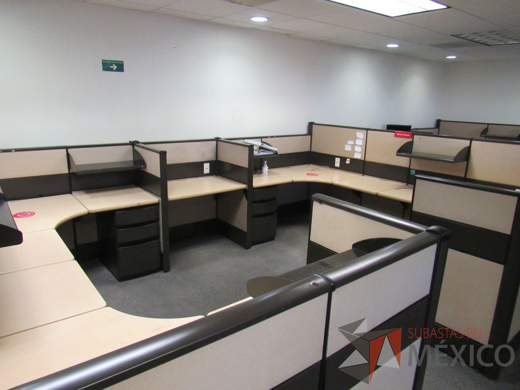 Lote 022 - Estación de trabajo de mampara metálica color beige para 11 personas con 9 repisas y 10 archiveros de pedestal de 3 cajones