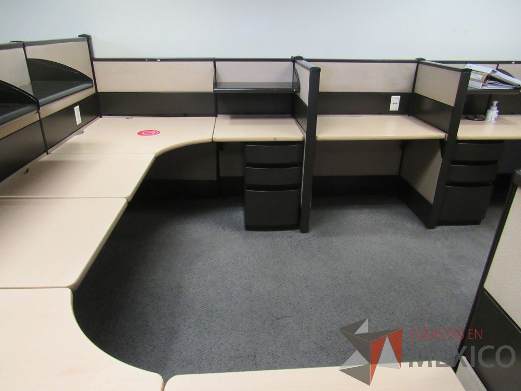 Lote 022 - Estación de trabajo de mampara metálica color beige para 11 personas con 9 repisas y 10 archiveros de pedestal de 3 cajones - Imagen 7