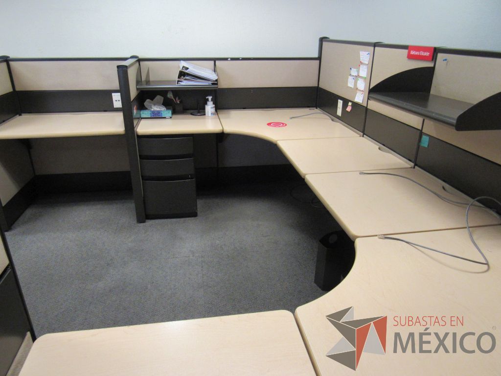 Lote 022 - Estación de trabajo de mampara metálica color beige para 11 personas con 9 repisas y 10 archiveros de pedestal de 3 cajones - Imagen 8